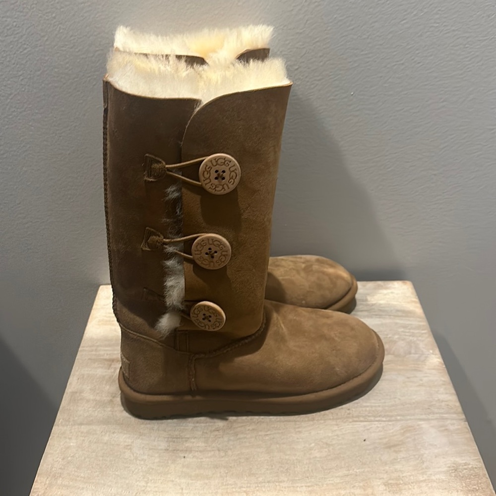 Ugg Bailey Button Triplet Boot Sz 6